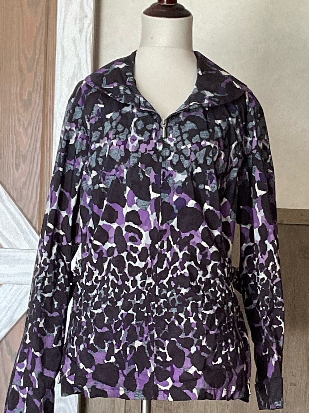 Women's Long-Sleeve Windbreaker in Black & Purple Print.Cinch Clips on Sides. 9